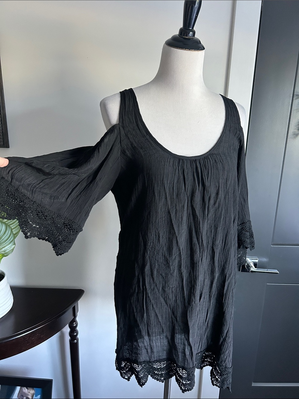 Venus M cold shoulder shirt crinkle knit with crochet beach swim cover up